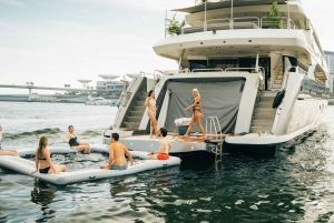 ドバイ：サンシーカー スーパーヨットでVIPディナー、ドリンク、ライブDJをお楽しみください