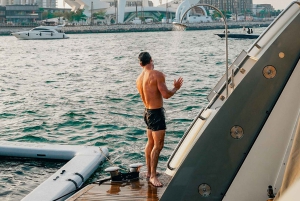 ドバイ：サンシーカー スーパーヨットでVIPディナー、ドリンク、ライブDJをお楽しみください