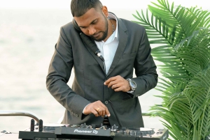 ドバイ：サンシーカー スーパーヨットでVIPディナー、ドリンク、ライブDJをお楽しみください