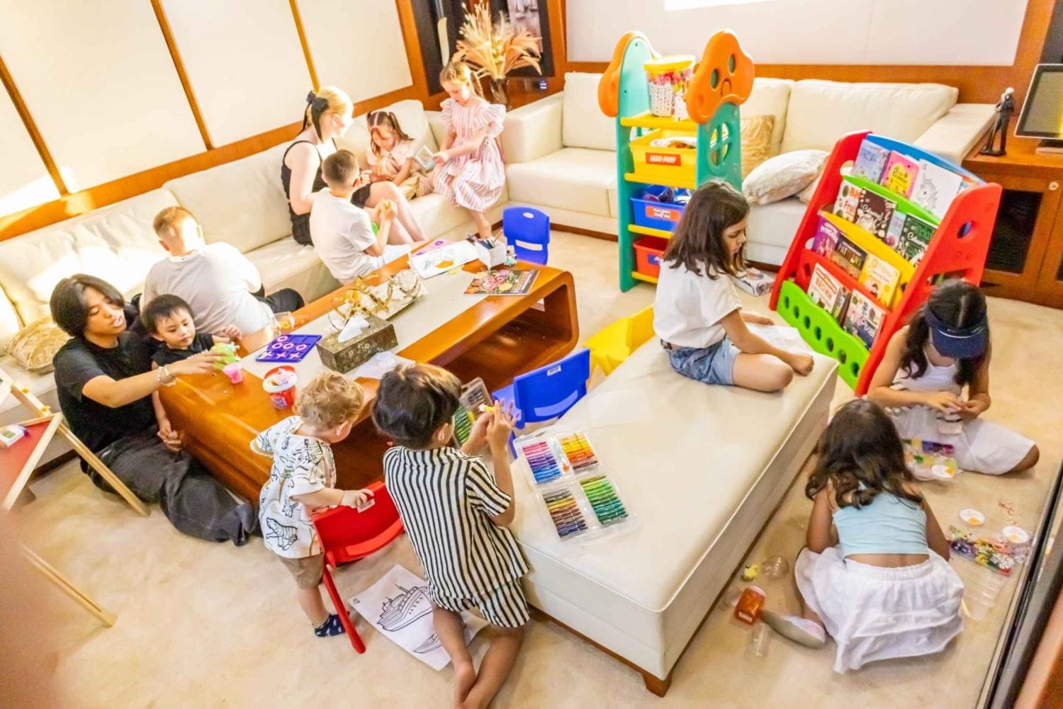 ドバイ：DJ、グリル、ドリンク付きのサンセットメガヨット体験をお楽しみください