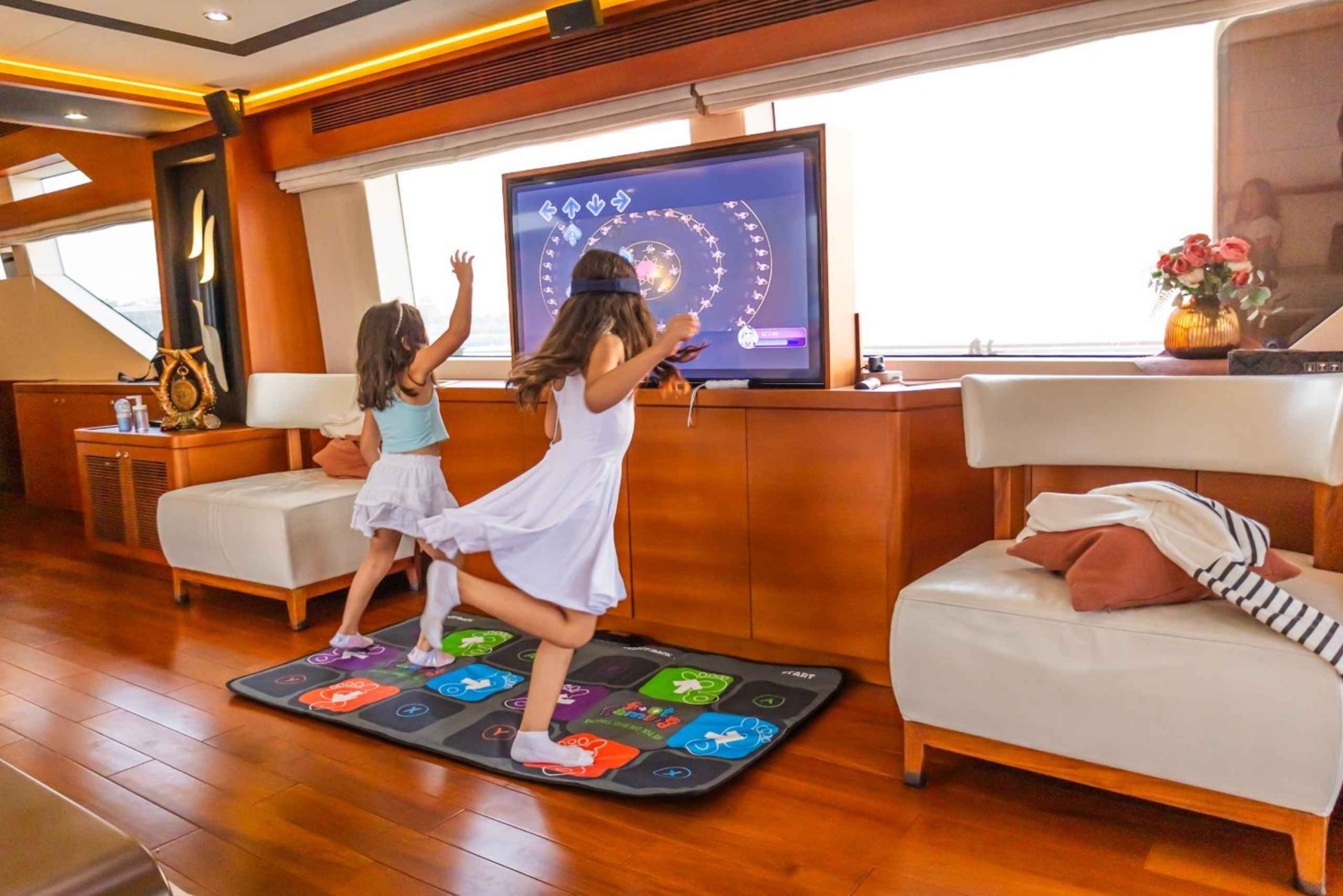 ドバイ：DJ、グリル、ドリンク付きのサンセットメガヨット体験をお楽しみください