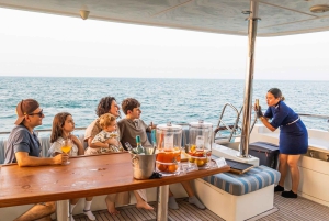 ドバイ：DJ、グリル、ドリンク付きのサンセットメガヨット体験をお楽しみください