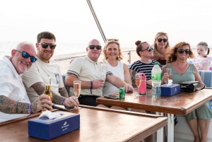 ドバイ：DJ、グリル、ドリンク付きのサンセットメガヨット体験をお楽しみください