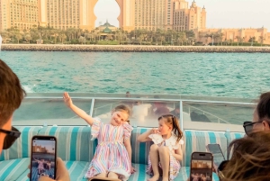 ドバイ：DJ、グリル、ドリンク付きのサンセットメガヨット体験をお楽しみください