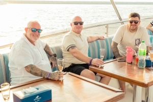 ドバイ：DJ、グリル、ドリンク付きのサンセットメガヨット体験をお楽しみください