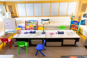 ドバイ：DJ、グリル、ドリンク付きのサンセットメガヨット体験をお楽しみください