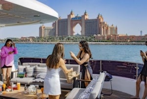 Dubai: Superyacht Experience with Live Music & Drinks