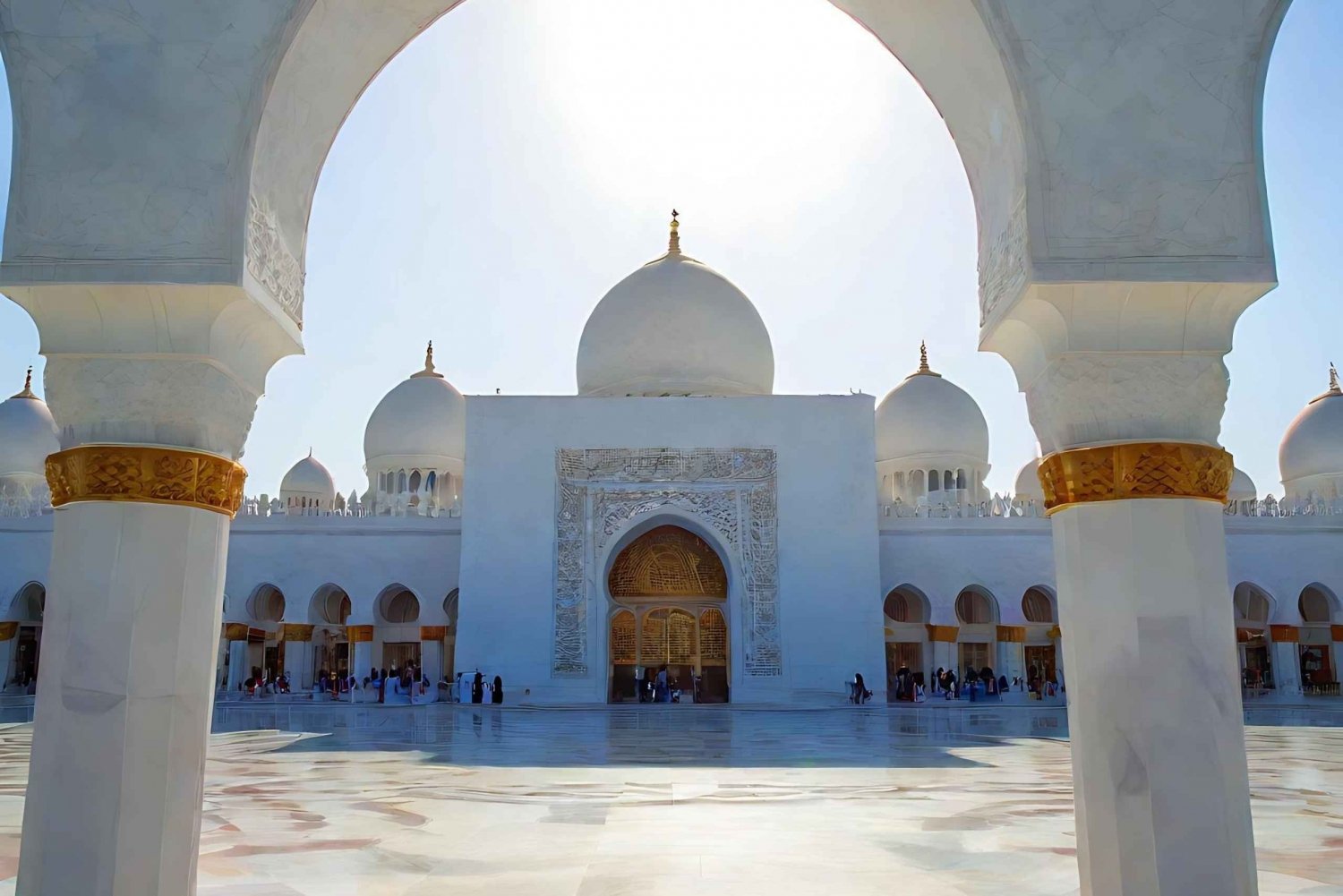 Dubai: Abu Dhabis Sheikh Zayed-moské er en must-see-seværdighed