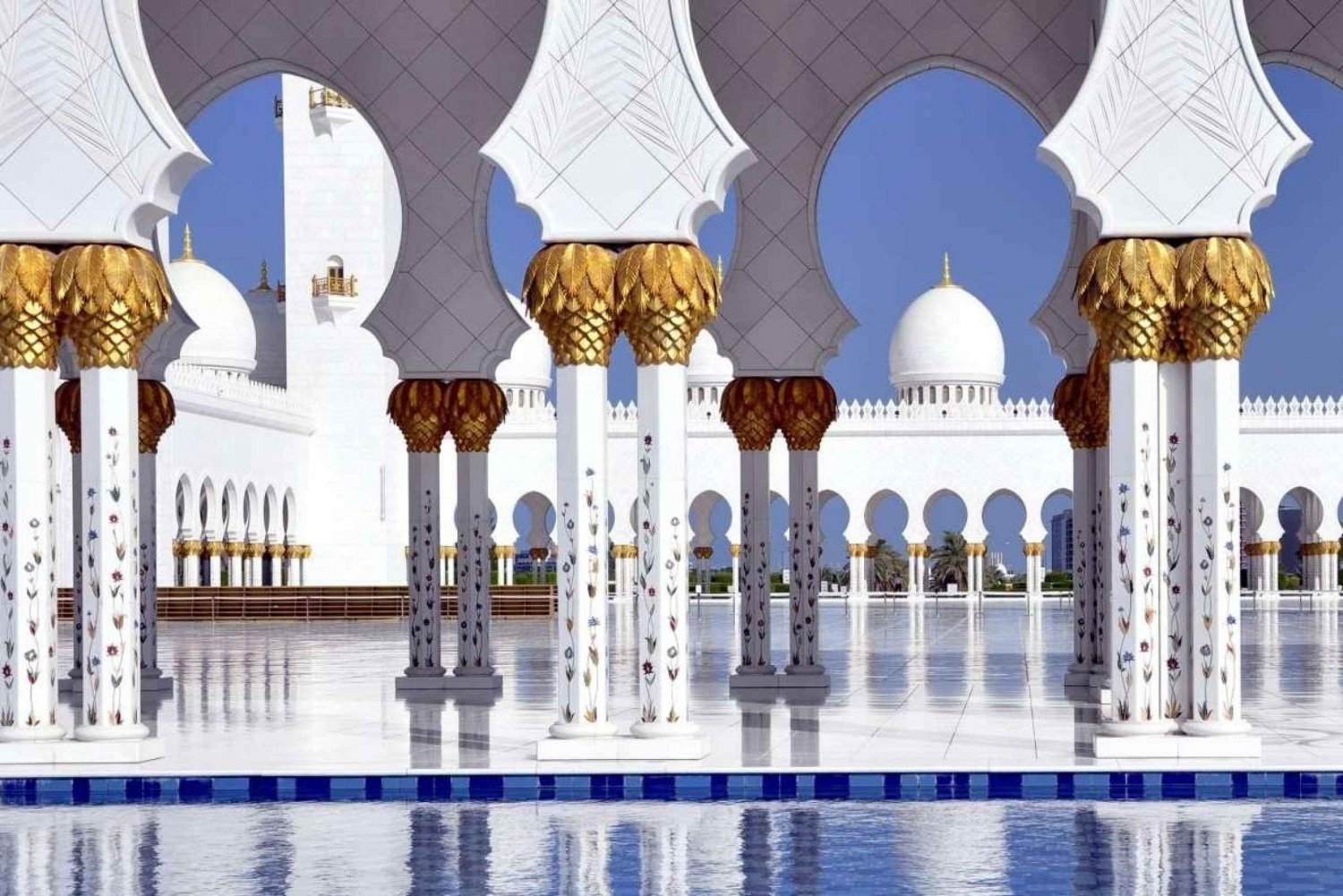Dubai to Abu Dhabi Mosque, Palaces, Heritage Tour in SUV