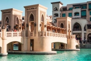 Dubai: Moskeija: Top 10 kaupungin kohokohdat -kiertoajelu, jossa on pääsy Siniseen moskeijaan.