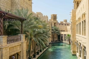 Dubai: Moskeija: Top 10 kaupungin kohokohdat -kiertoajelu, jossa on pääsy Siniseen moskeijaan.