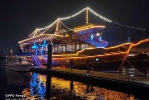 Dubai: Cena tradicional en crucero en dhow