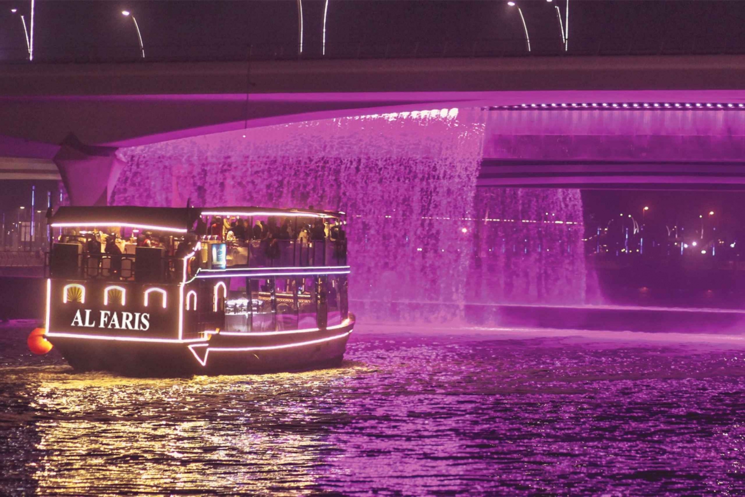 Dubai: Water Canal Cruise en La Perle Show met Diner