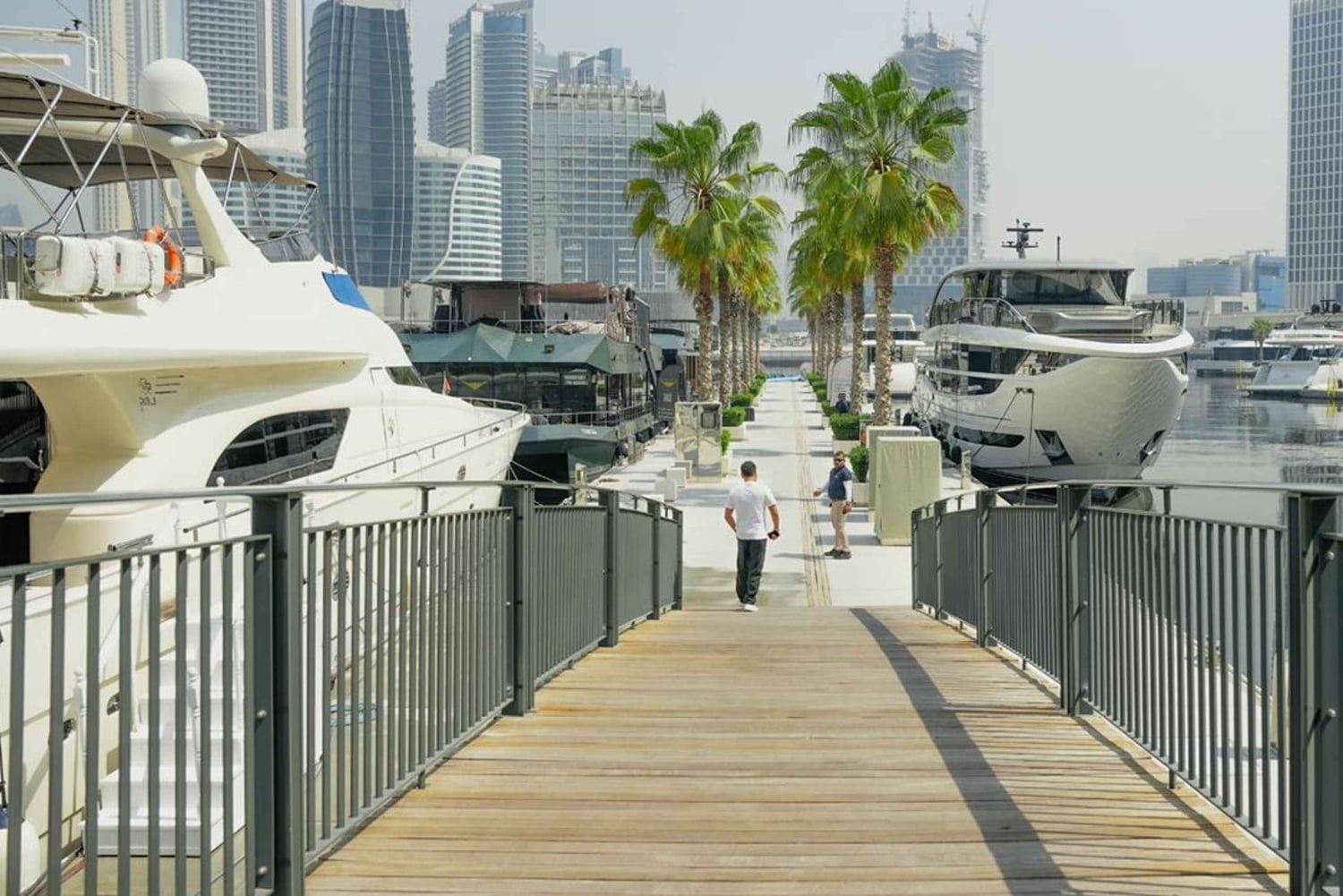 Yachtsejltur på Dubais vandkanal med drinks og ikoniske udsigter