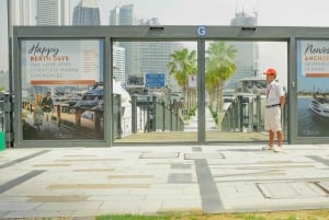 Yachtsejltur på Dubais vandkanal med drinks og ikoniske udsigter