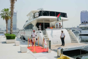 Yachtsejltur på Dubais vandkanal med drinks og ikoniske udsigter