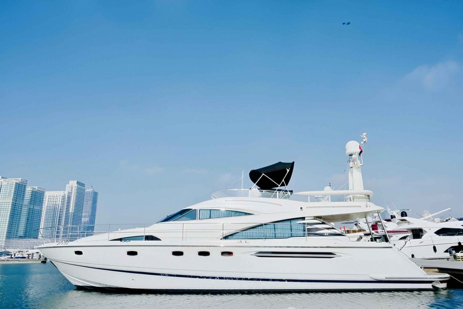 Dubai: Yacht Cruise met sight seeing in Dubai Marina