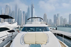 Dubai: Yacht Cruise with sight seeing at Dubai Marina
