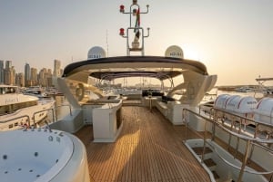 Dubai: Giro in yacht e scivolo, nuoto e snorkeling con pranzo al barbecue