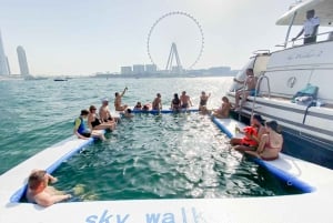 Dubai: Yacht-tur og sklie, svømmetur og snorkling med BBQ-lunsj