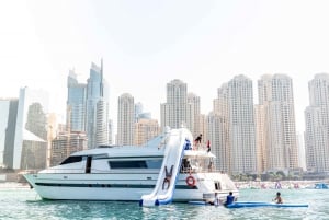 Dubai: Giro in yacht e scivolo, nuoto e snorkeling con pranzo al barbecue