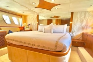 Dubai: Private Yacht Scenic Cruise with Swimming Stop