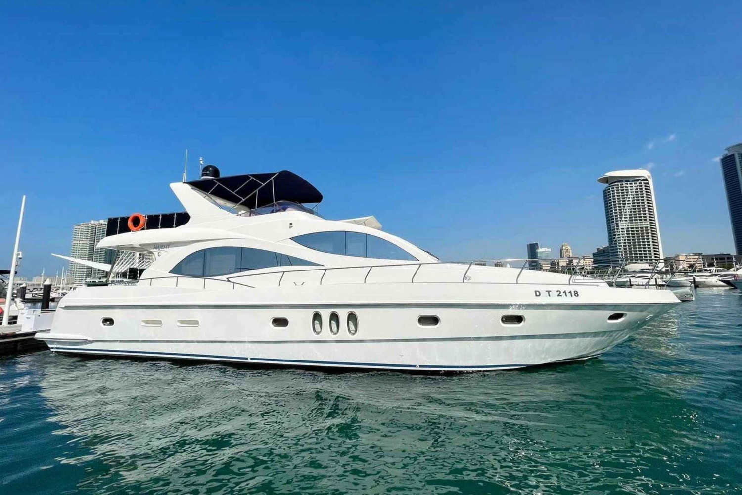 Dubai Yacht Tour: 2-Hour Luxury Cruise for Up to 32 People
