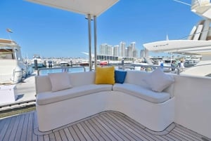 Dubai Yacht Tour: 2-Hour Luxury Cruise on a Luxury Yacht