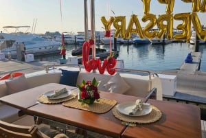 Dubain romantiikkaa merellä: Romanttinen huviveneen illallinen kokemus