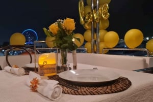 Romance no mar de Dubai: Experiência de jantar em um iate romântico