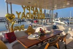 Romance en mer à Dubaï : Dîner romantique sur un yacht