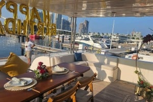 Il romanticismo in mare a Dubai: Cena romantica in yacht