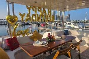 Dubain romantiikkaa merellä: Romanttinen huviveneen illallinen kokemus