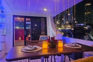 Dubais romantik til søs: Romantisk yacht-middagsoplevelse