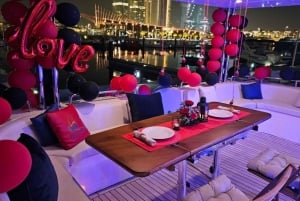 Romance no mar de Dubai: Experiência de jantar em um iate romântico