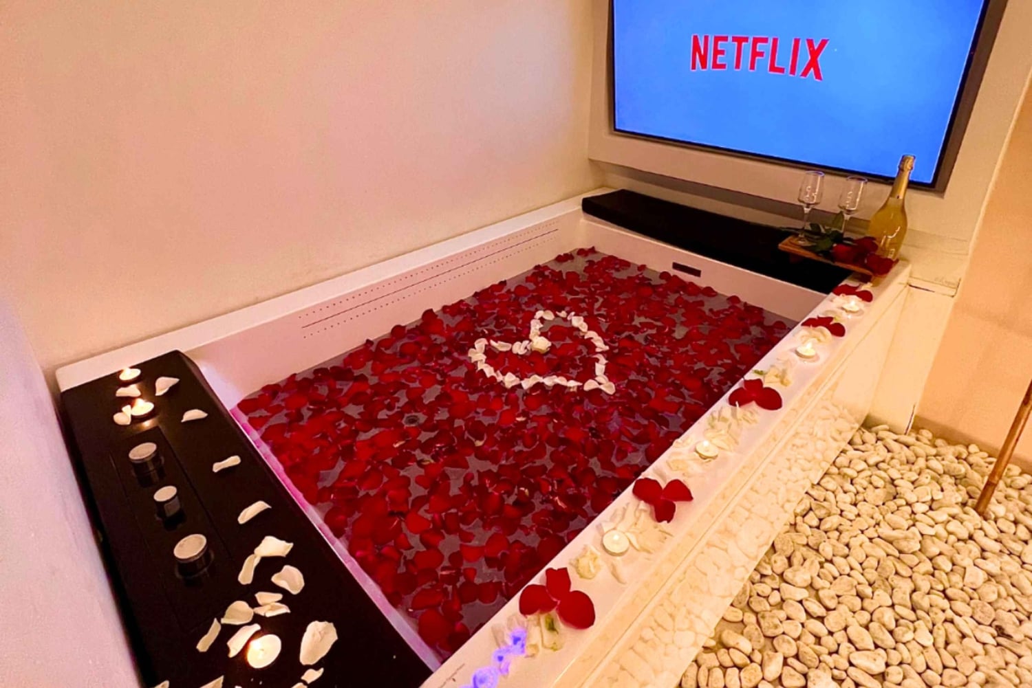 ドバイのオアシスモールで人気のフラワーバスとマッサージをお楽しみください