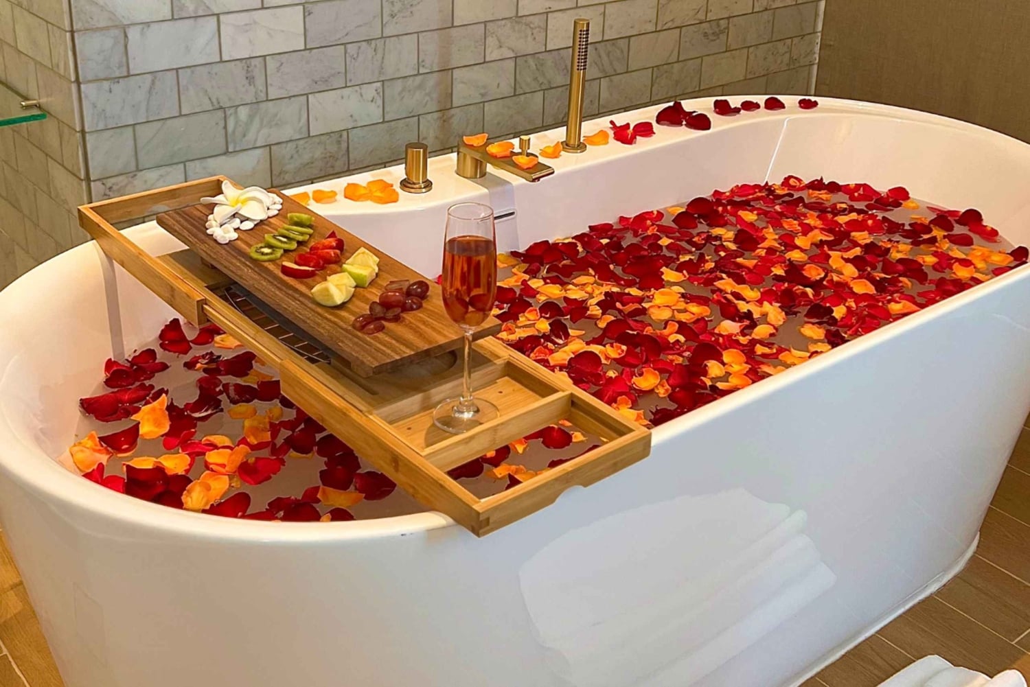 ドバイのオアシスモールで人気のフラワーバスとマッサージをお楽しみください