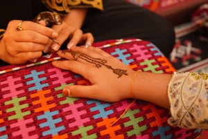 Dubai: Emirati Food and City Tour with Emirati Dress