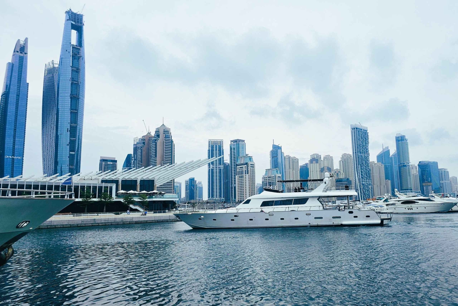 Ciesz się do 4 godzin jachtem 105Ft dla 55 osób z Riviera