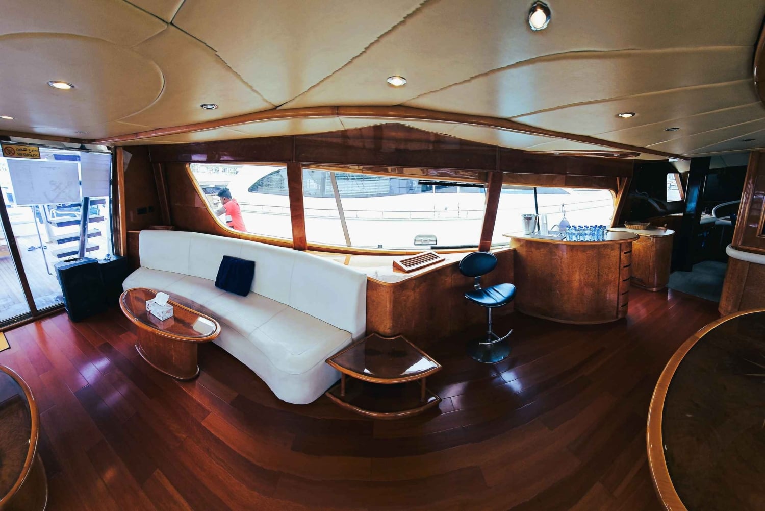 Ciesz się do 4 godzin jachtem 105Ft dla 55 osób z Riviera