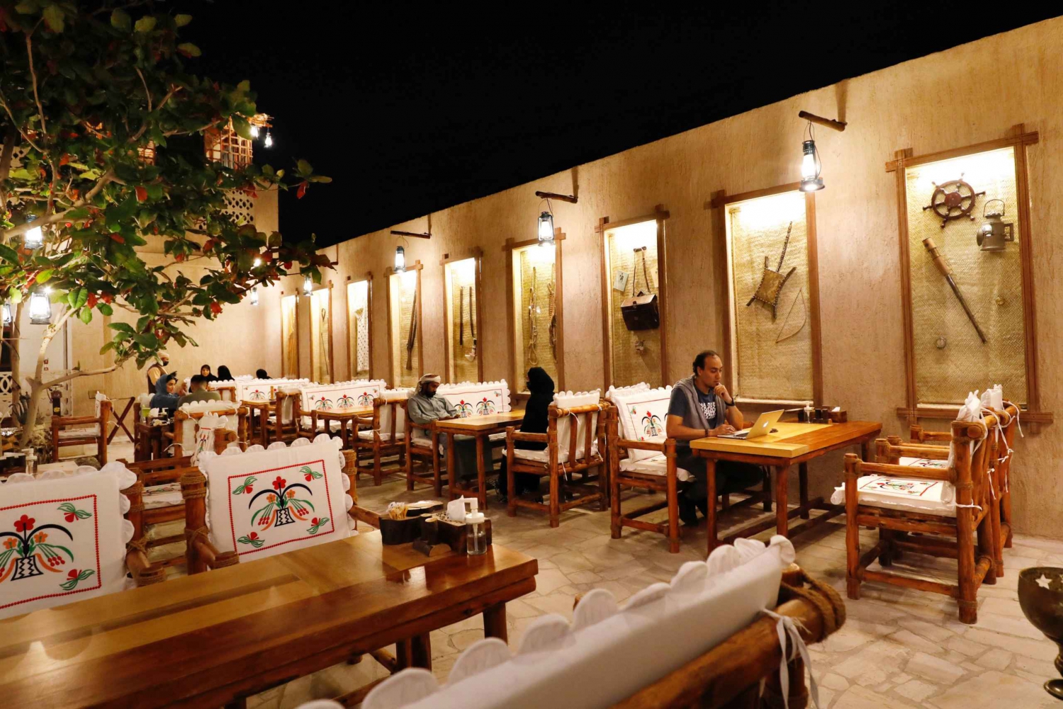 Dubai: Ethnic Emirati Dining Experience