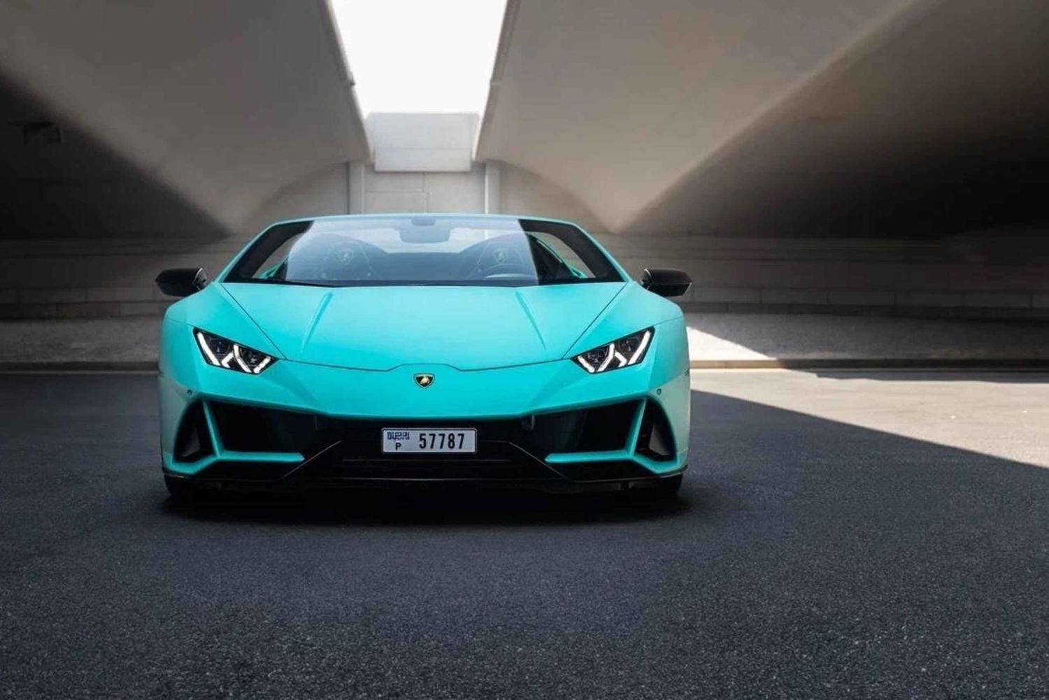 Vive Dubái en un Lamborghini.
