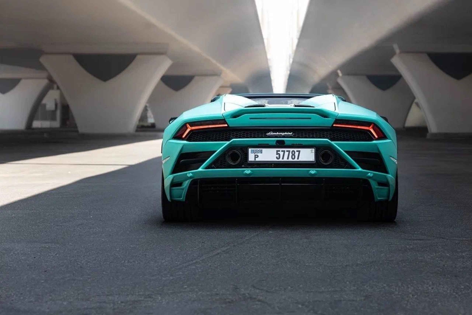 Vive Dubái en un Lamborghini.