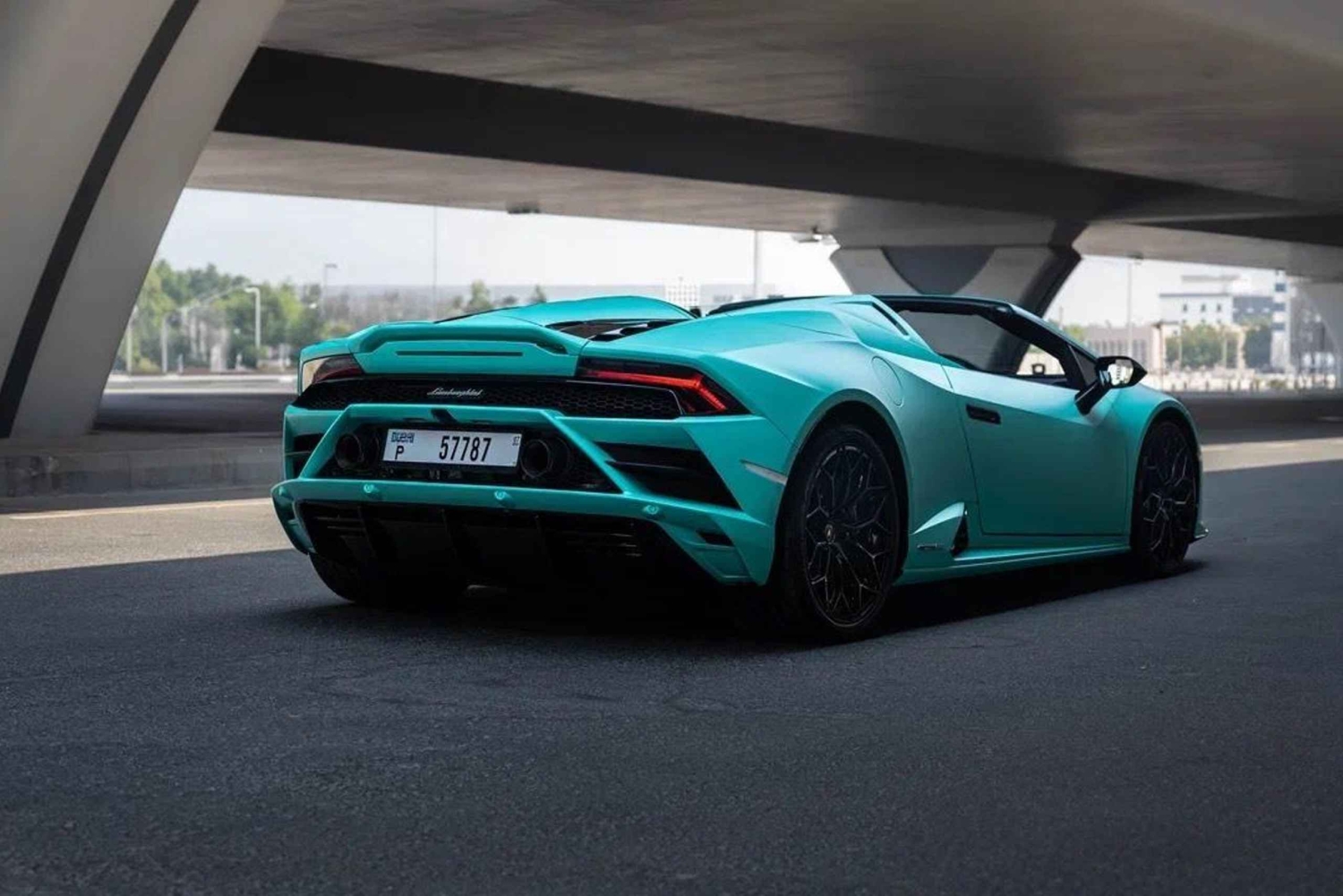 Vive Dubái en un Lamborghini.