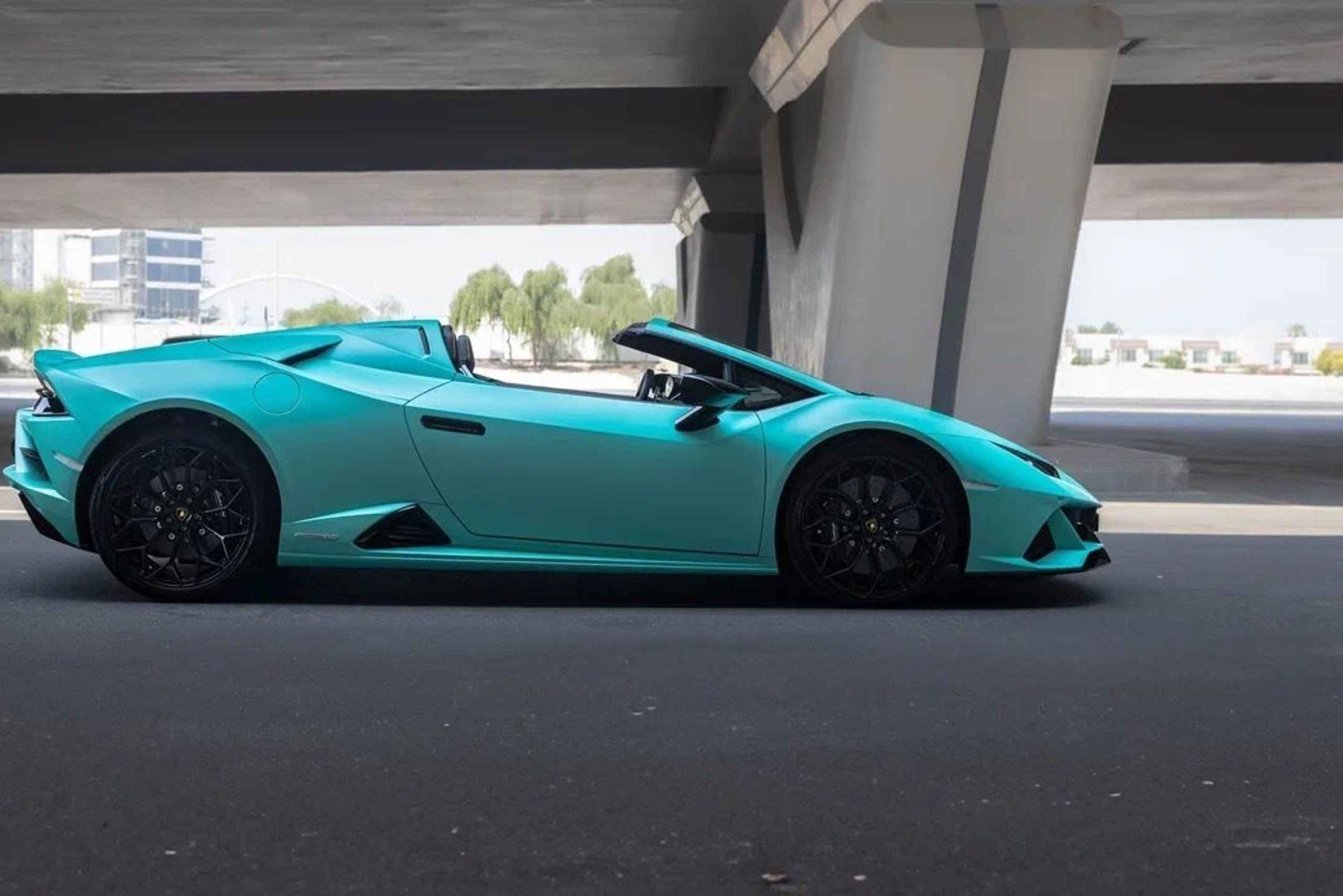 Vive Dubái en un Lamborghini.