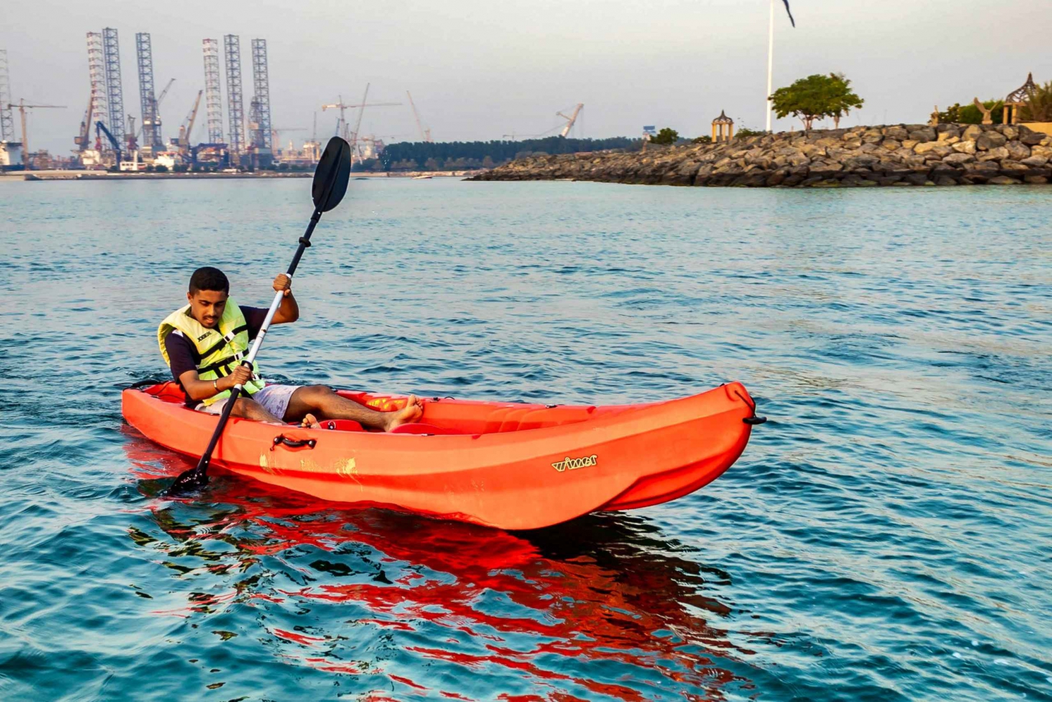 Utforska vattnet i Dubai med kajak