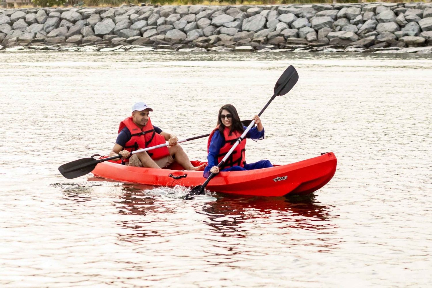 Kjenn lykken mens du utforsker Dubai med Double Kayak