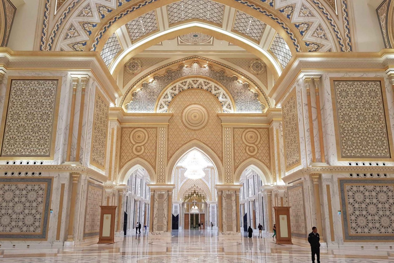 Da Dubai: tour di un giorno ad Abu Dhabi con Qasr al Watan