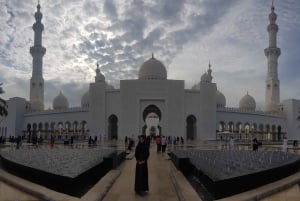 From Dubai: Abu Dhabi Day Tour with Qasr al Watan