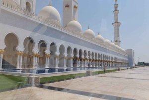 From Dubai: Abu Dhabi Guided Day Tour with SeaWorld Tickets